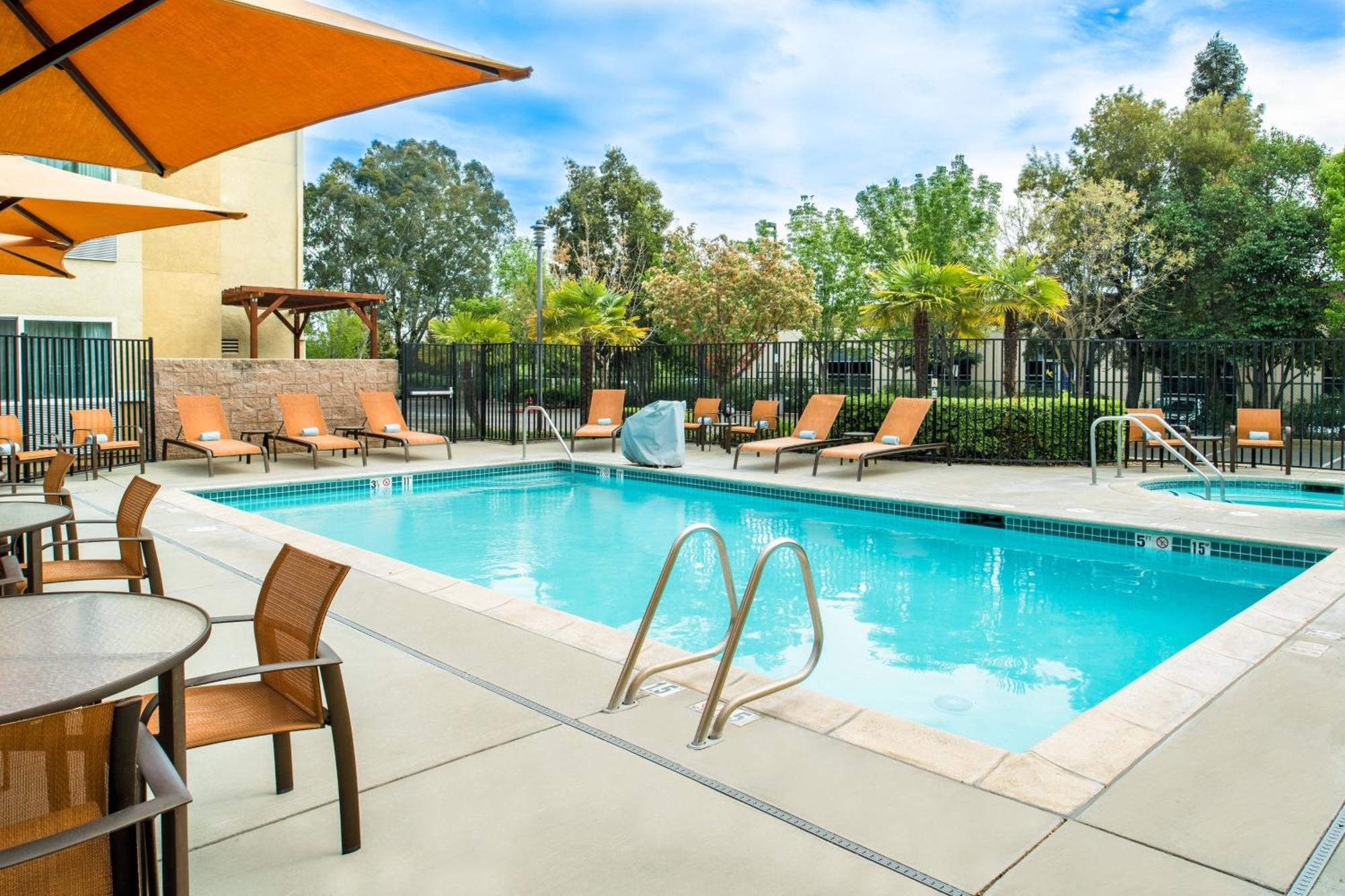 Courtyard By Marriott Sacramento Cal Expo Hotel Buitenkant foto