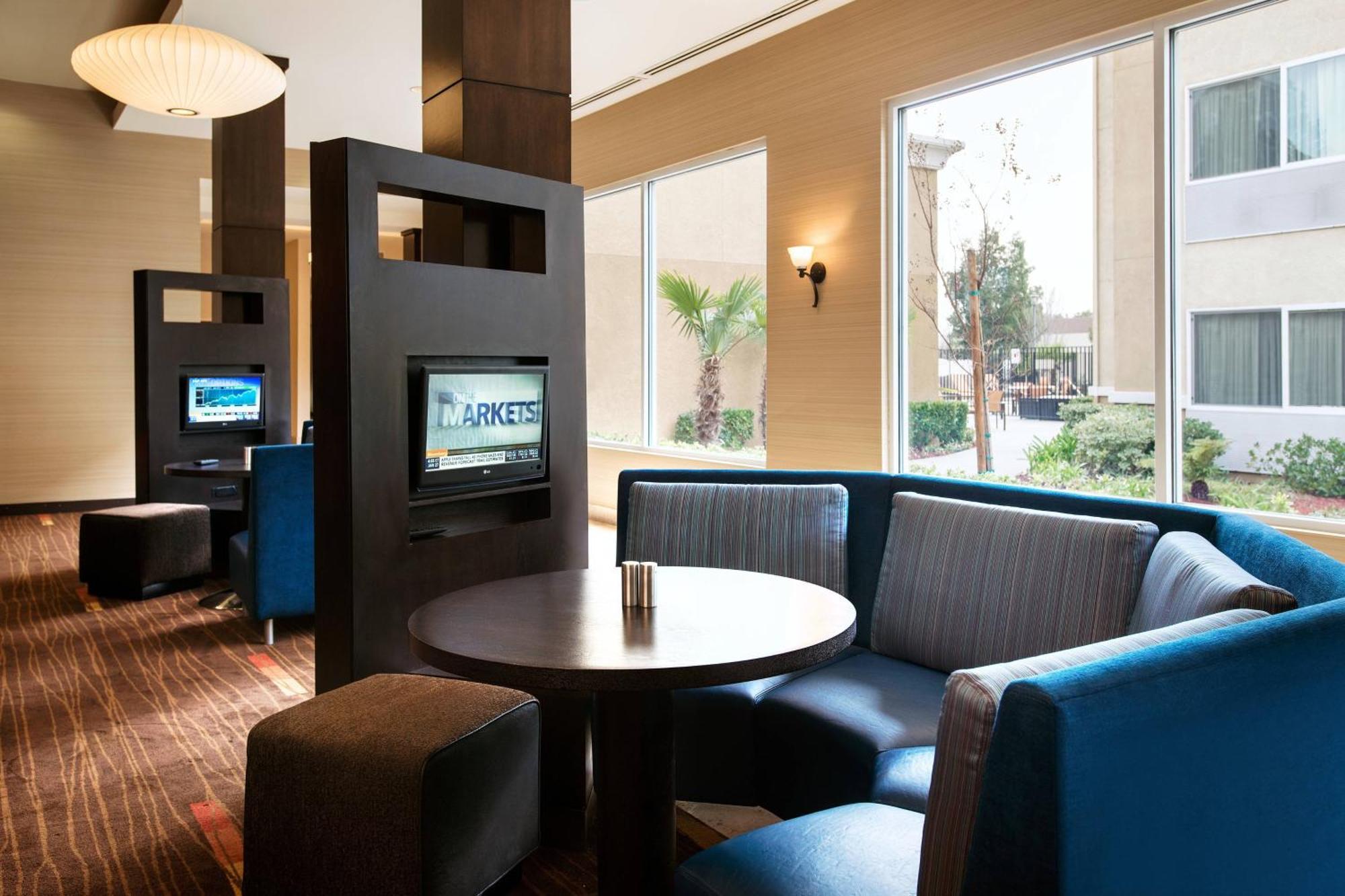 Courtyard By Marriott Sacramento Cal Expo Hotel Buitenkant foto