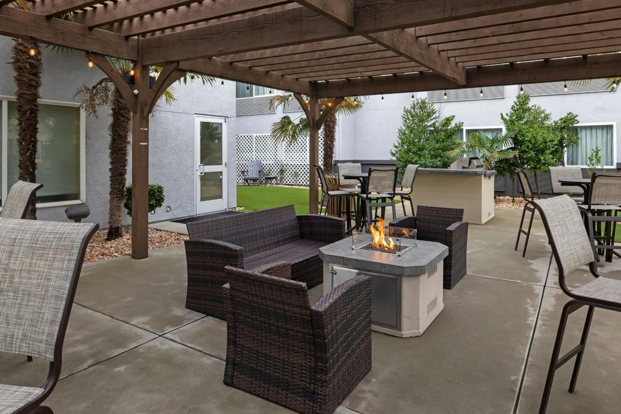 Courtyard By Marriott Sacramento Cal Expo Hotel Buitenkant foto