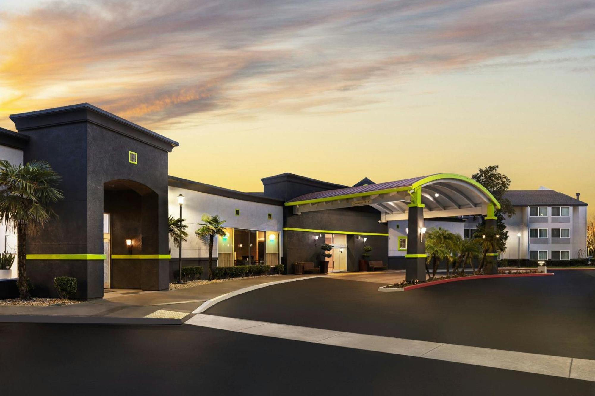 Courtyard By Marriott Sacramento Cal Expo Hotel Buitenkant foto